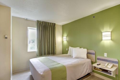 Motel 6-Medina, OH - Cleveland Located in Medina, Motel 6 Cleveland - Medina is a perfect starting point from which to explore Medina (OH). The hotel offers a high standard of service and amenities to suit the individual needs of a