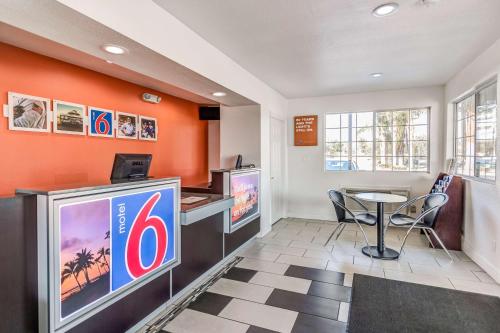ล็อบบี้, Motel 6 Visalia, CA in วิเซเลีย (CA)