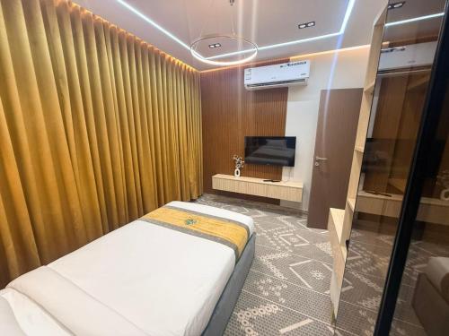 Studio with a single bed and a lounge – khách sạn tại Al Ula