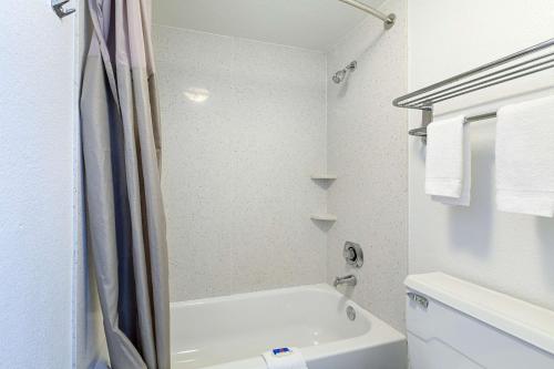 Motel 6 Dallas TX - Market Center - image 5