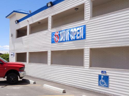 Motel 6 Dumas, TX - 숙소 외관