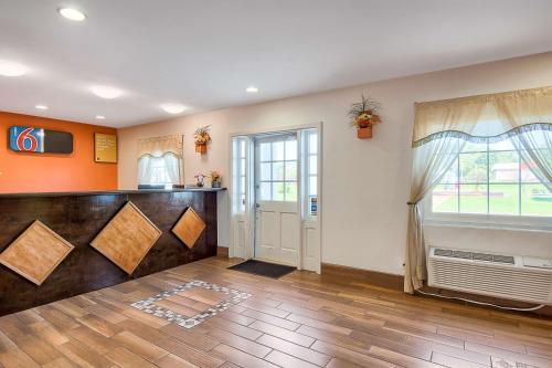 Lobby, Motel6 Harrisonburg, VA - South in South Harrisonburg