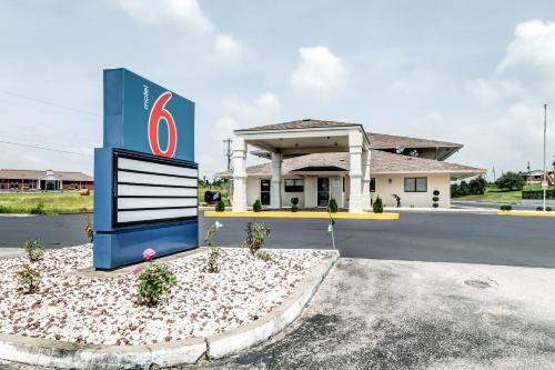 Motel 6-Berea, KY - Hotel - Berea