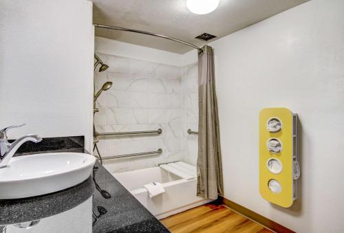 Queen Room with Two Queen Beds - Disability Access - Non-Smoking