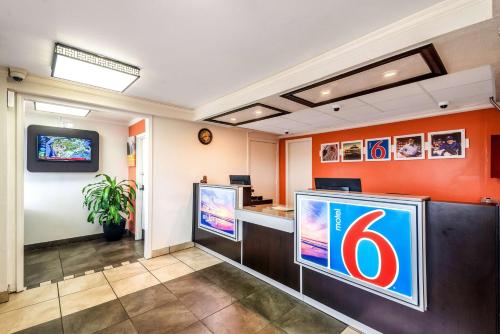 Lobby, Motel 6 Anniston, AL in Oxford (AL)