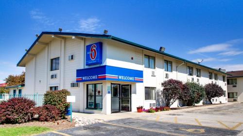 Motel 6-Normal, IL - Bloomington Area - Hotel - Cardinal Court