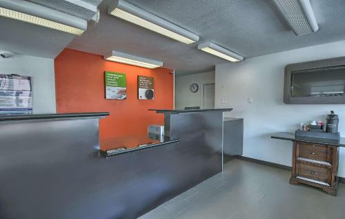 ห้องส่วนกลางสำหรับนั่งเล่น/ดูทีวี, Motel 6 Lima, OH in ลิมา (OH)