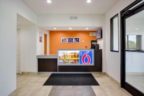 Motel 6-White House, TN