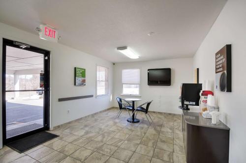 Общая зона отдыха/ТВ, Motel 6 Charles Town, WV in Чарльз Таун (Западная Виргиния)