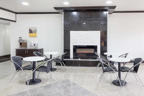 Lobby, Motel 6 Sidney, OH in Sidney