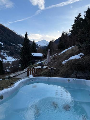 Chalet Opalpin Lodge & Spa, vue montagne et jacuzzi in Nendaz