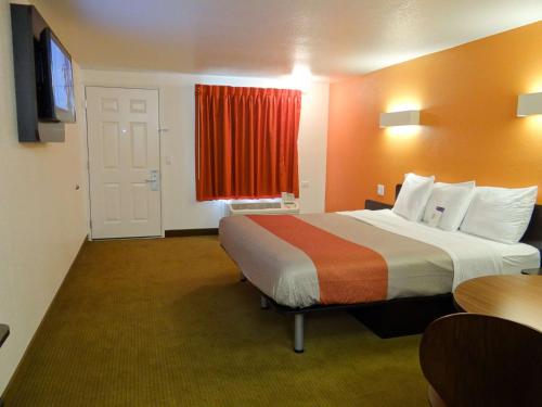 Motel 6-Erie, PA The 2-star Motel 6 Erie offers comfort and convenience whether youre on business or holiday in Erie (PA). Featuring a satisfying list of amenities, guests will find their stay at the property a comfo