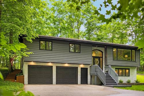 Private & Convenient-Hot tub-Fire Pit-Game room! in Petoskey, USA