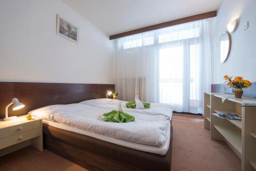 2 twin beds