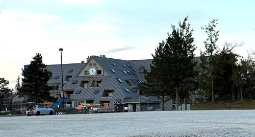 Ski Condo with Garage Parking and Pool in Killington, USA