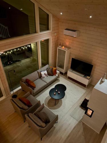Villa Iiris - Peaceful Lapland Villa Surrounded by Nature in Akaslompolo