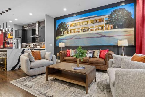 Elegant Nash Karaoke Haven with Rooftop Fire Table – khách sạn tại Germantown