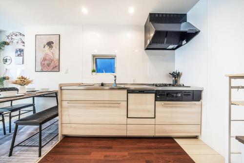 NEW OPE, 4-min Walk to Station, Shinjuku 13 min, Bijin-ga Art Villa, New 3BR, Sleeps 6,Direct to Roppongi & Tsukiji