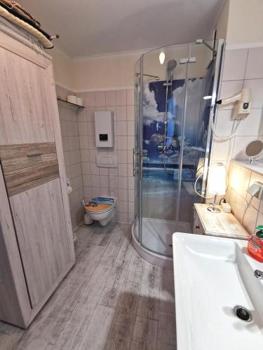 Shower, ruhige 3-Raum-Wohnung "BODDENBLICK" mit Balkon und Terrasse in Zingst