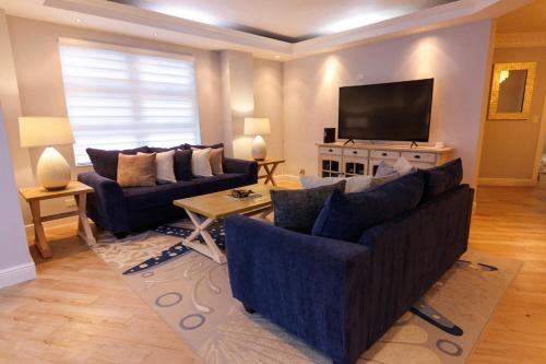 The Breezy Borough - 100ft to Paradise Next to Baha Mar 2BD 2BTH – khách sạn tại Biển Cable