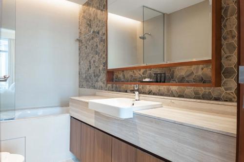 Iconic Burj Khalifa View | Elegant 1BR Apartment