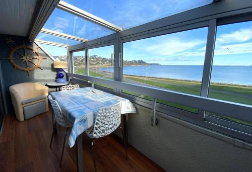 Bel appartement rénové VUE PANORAMIQUE SUR MER à PERROS-GUIREC - ref 822 – khách sạn tại Le Port
