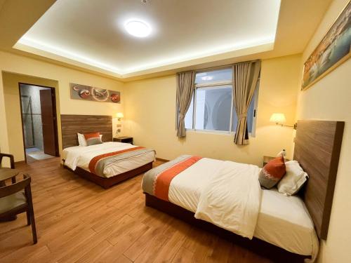 1 king bed, 2 double beds