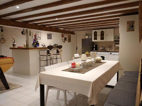 virtuve, Maison d'hôtes Près de la Grenouillère (Maison d'hotes Pres de la Grenouillere) in Estivareilles
