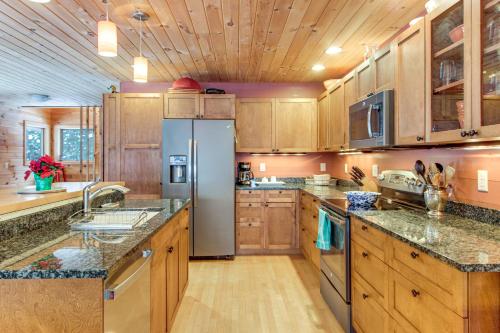Dock & Foosball: Esquagama Lake Family Cabin in Biwabik (MN)