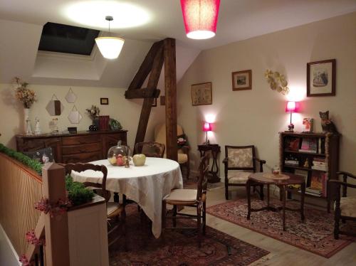 Koplietošanas atpūtas telpa ar TV, Maison d'hôtes Près de la Grenouillère (Maison d'hotes Pres de la Grenouillere) in Estivareilles