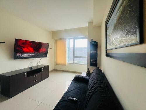 Suite next to Vermont Plaza with Pool and Gym