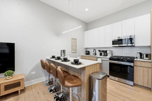 Comfy Condo - Gym Free Parking & Modern Amenities – khách sạn tại Uptown