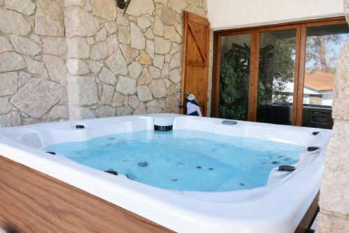 Gyógyfürdő, Villa Can Raurell · Casa rural para 14 en Girona in Hostalric