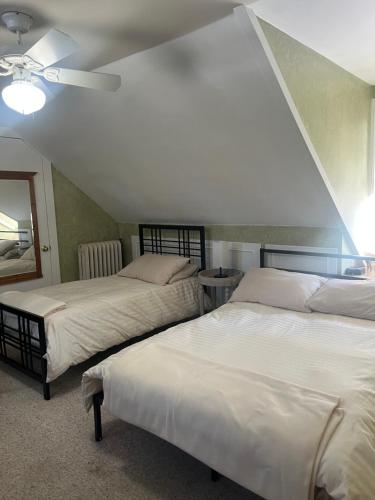 2 bedrooms, 6 beds