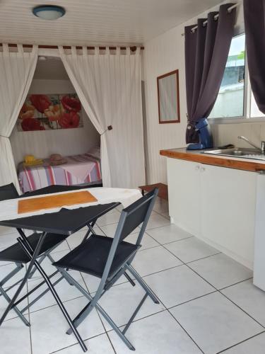 mahinas lodge in مهينا