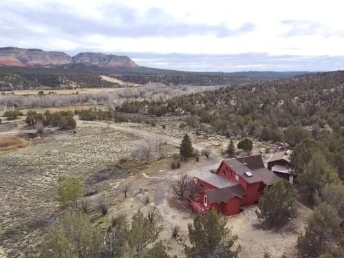 Family Cabin with Views just minutes from Zion Nat'l Park - image 11