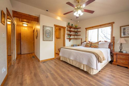 Family Cabin with Views just minutes from Zion Nat'l Park - image 3