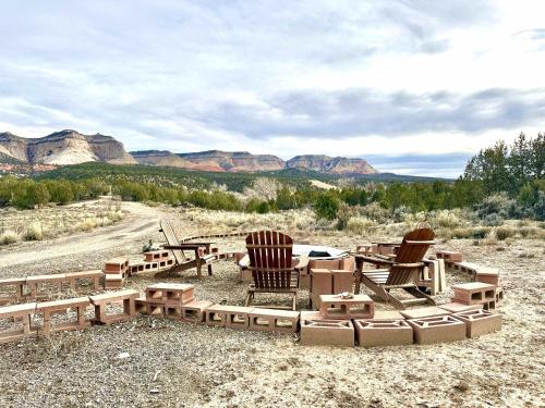 Family Cabin with Views just minutes from Zion Nat'l Park - image 2