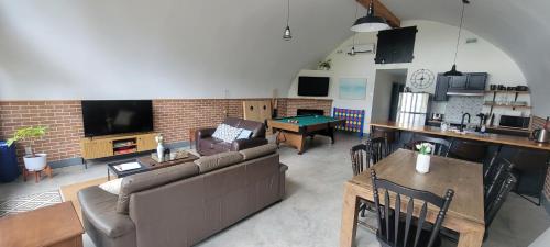 Unique waterfront house with private beach in Howe Island