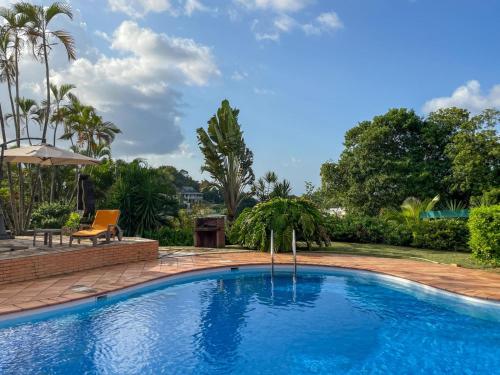 Swimming pool, Superbe bungalow et son jardin tropical in Les Abymes