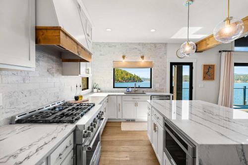Luxury Waterfront Retreat Dock Views & Lake Days - image 10