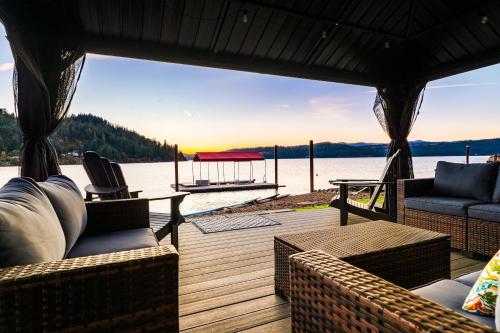 Luxury Waterfront Retreat Dock Views & Lake Days - image 4