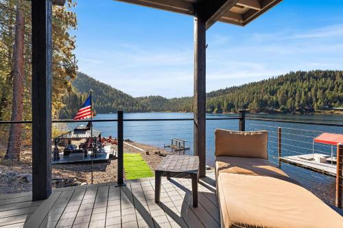 Luxury Waterfront Retreat Dock Views & Lake Days - image 8