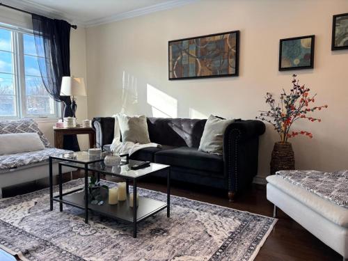 客房, 4BR Townhouse 5-Min to DIX30 20-Min to Downtown in 布洛薩德