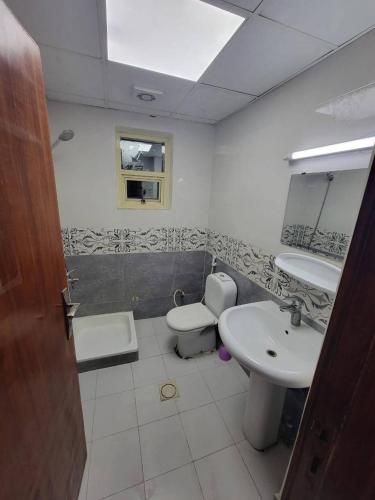 Master bedroom Altaawun Street – khách sạn tại Mezairaa
