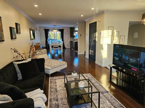 4BR Townhouse 5-Min to DIX30 20-Min to Downtown in 布洛薩德