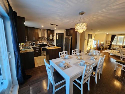 設施, 4BR Townhouse 5-Min to DIX30 20-Min to Downtown in 布洛薩德