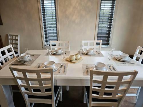 設施, 4BR Townhouse 5-Min to DIX30 20-Min to Downtown in 布洛薩德