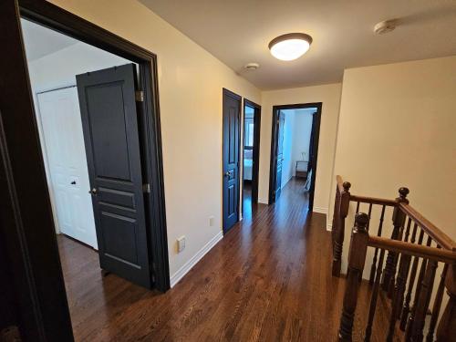 4BR Townhouse 5-Min to DIX30 20-Min to Downtown in 布洛薩德