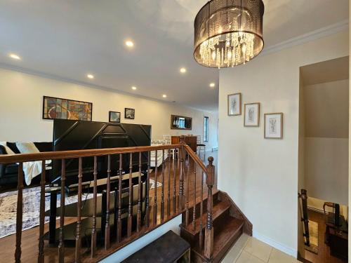4BR Townhouse 5-Min to DIX30 20-Min to Downtown in 布洛薩德